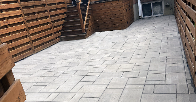 Cour arrière en pavé uni
