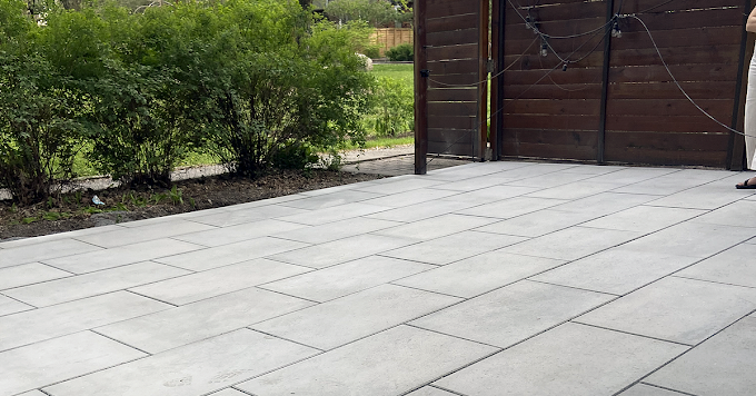 Patio récent en grandes dalles